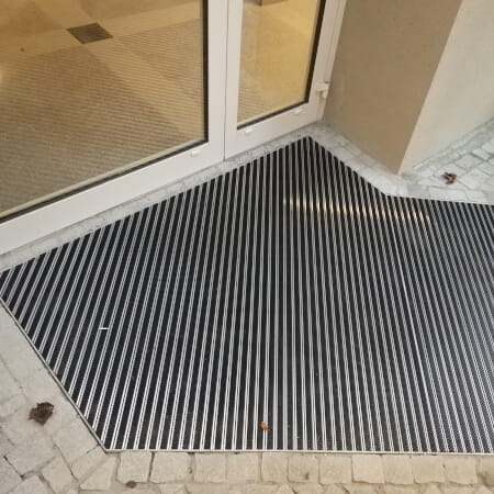 alumniowa_wycieraczka_systemowa_.jpeg
